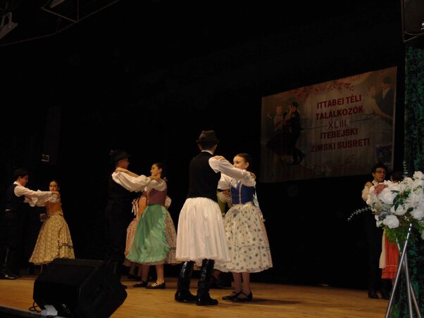 A tordai Petőfi Sándor Művelődési Egyesület Kincsünk középső néptánccsoportja jászsági táncokkal készült