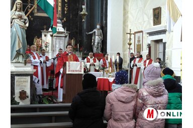 A szentmisét ft. Kondé Lajos, a szegedi fogadalmi templom plébánosa mutatta be közreműködve a Nagybecskereki Egyházmegye papjaival (Vidács Hajnalka felvétele)
