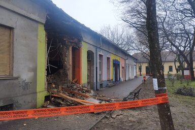 Adán a régi épület homlokzatának egy része a forgalmas gyalogjárdára dőlt - Csincsik Zsolt felvétele