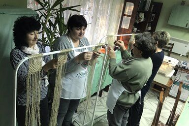 A makramé technika elsajátítása régi vágyuk volt az egyesület tagjainak -  A Felsőhegyi Könyvtár Kör Facebook-oldala