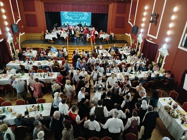 Megtelt vőfélyekkel és mulatni vágyókkal a szabadkai Népkör MMK