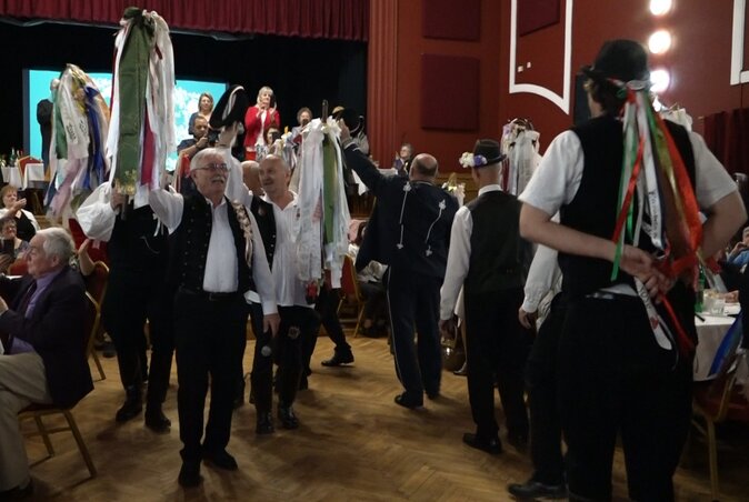 A vőfélyek is mulatnak