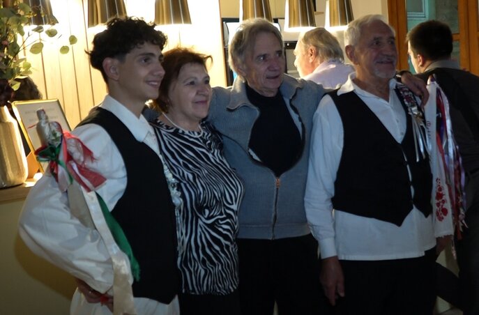 Apja és fia. Gyémánt János és Gyémánt Dominik a vendégekkel