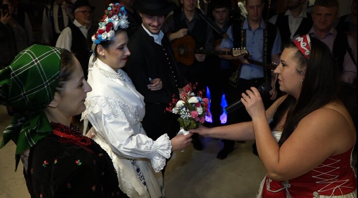 A vőlegény csokrát hagyományosan a vőfélyek adják át a menyasszonynak