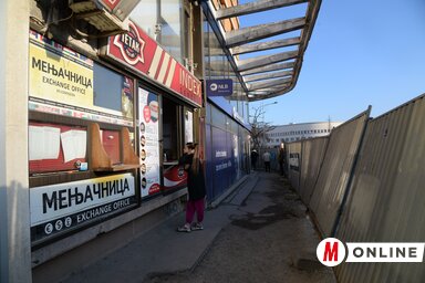 A Tanurdžić-palota mindenképp megért a felújításra, a gyalogjárda fölé benyúló tetőszerkezete sokak szerint leomlásveszélyes (Fotó: Dávid Csilla felvétele)