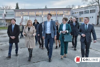 A vendégeket az iskola vezetősége vezette körbe és büszkén mutatták be a legújabb beruházásokat (Fotó: Gergely Árpád felvétele)