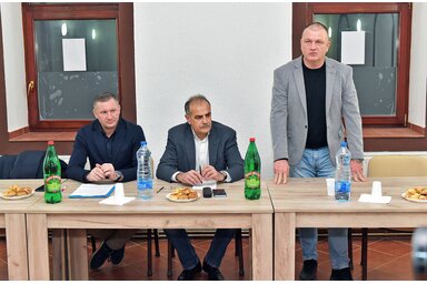 Juhász Attila (jobbról) a tavalyi csókai lakossági fórumon (Gergely Árpád archív felvétele)