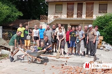 A nagykikindai magyarság összefogva rendezte új székházának udvarát (Fotó: Vidács Hajnalka)