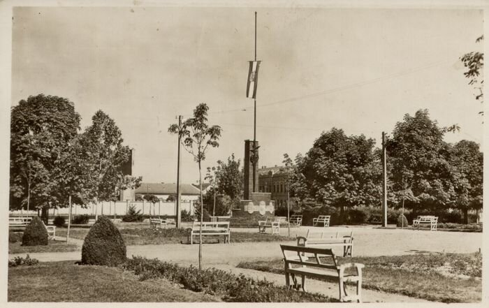 A fehérre festett padok évtizedekig ékesítették a parkot (Fotó: Thurzó Lajos Közművelődési Központ)