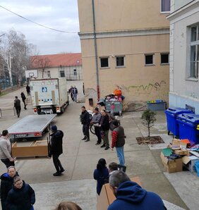 Mindenki összefogott, hogy időben befejezzék az épület kiürítését (Fotó: Fejős Klára Általános Iskola)