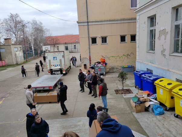 Mindenki összefogott, hogy időben befejezzék az épület kiürítését (Fotó: Fejős Klára Általános Iskola)
