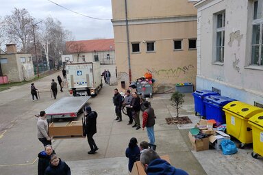 Mindenki összefogott, hogy időben befejezzék az épület kiürítését (Fotó: Fejős Klára Általános Iskola)