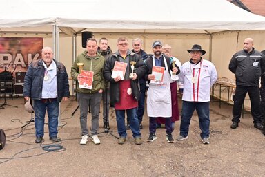 A sorrenben 6. Sziváci Töpörtyűfesztivál győztesei a szervezőkkel / Fotó: Paraczky László
