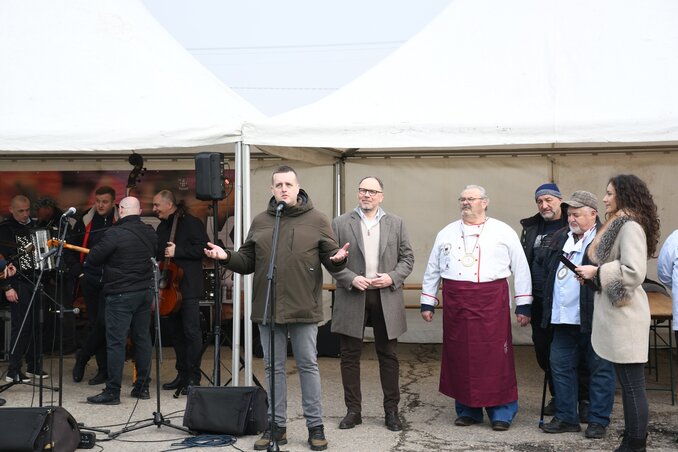 A rendezvényt Milenko Rajić, a sziváci helyi közösség titkára nyitotta meg