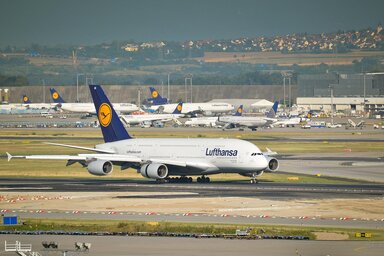 A Lufthansa német légitársasággal utazóknak csütörtökön járattörlésekkel és késedelmekkel kell számolniuk (Fotó: pixabay.com)