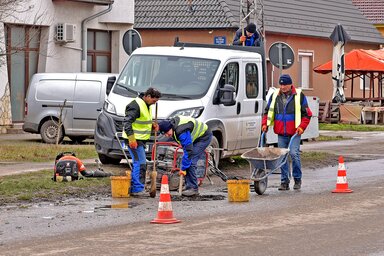 Kedden a Tornyosi úton javították az útburkolatot (Gergely Árpád felvétele)