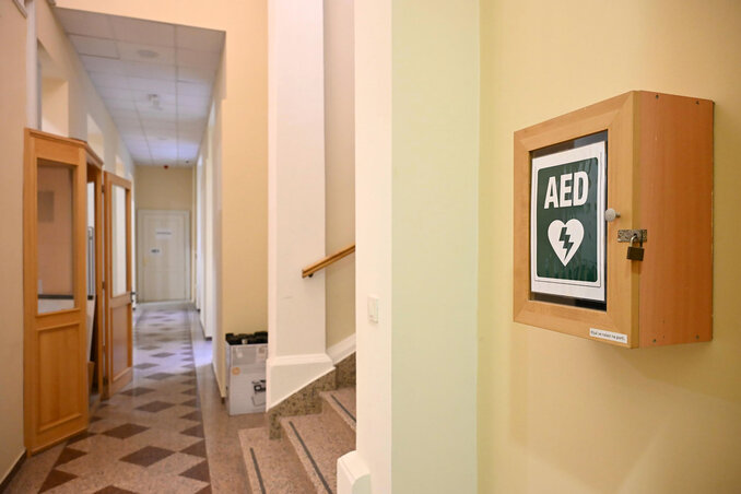 Defibrillátor a Magyar Tannyelvű Tanítóképző Kar épületében