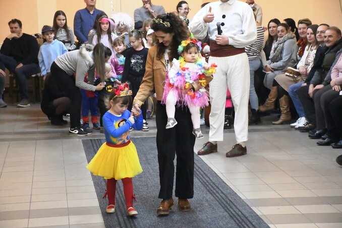 Egy kicsi és egy pici Csipkerózsika édesanyjukkal