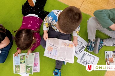 A gyerekeket nemcsak az újságírás, hanem az újságolvasás is érdekelte (Fotó: Gruik Zsuzsa)