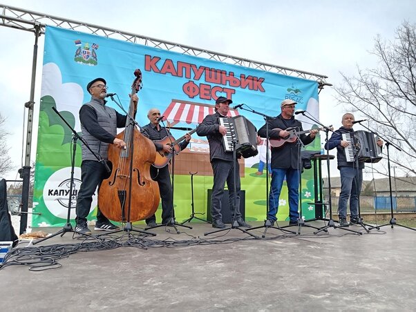 A jó hangulatról a helyi Puna čaša i tri tačke zenekar gondoskodott