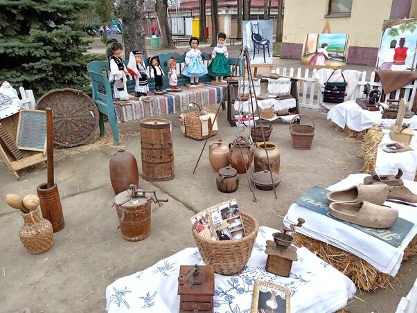 A falu központjában régi használati tárgyakból tartottak kiállítást