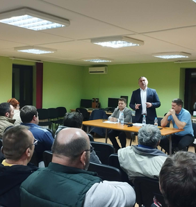 Dr. Molnár Viktor, Tóbiás József és Fehér Kálmán az óbecsei mezőgazdasági lakossági fórumon / Kancsár izabella felvétele