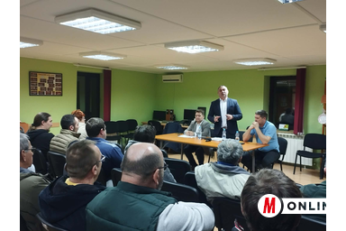 Dr. Molnár Viktor, Tóbiás József és Fehér Kálmán az óbecsei mezőgazdasági lakossági fórumon / Kancsár izabella felvétele