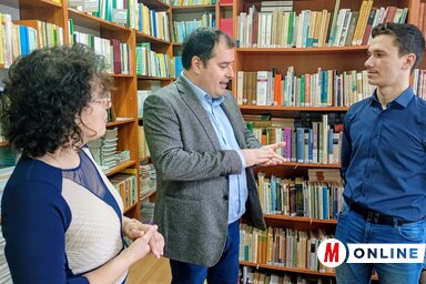 Fejsztámer Róbert Magyarkanizsa község polgármestere is gratulált a nyertesnek és az intézmény igazgatójának (Fotó: Bajić Jenei Klementina felvétele)