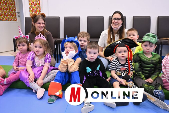 Kis kalandorok farsangi öltözetben (Fotó: Molnár Edvárd felvétele)