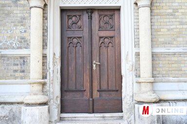 A januári tűzesetben megrongálódott ajtót a Tartományi Műemlékvédelmi Intézet szakemberei állították helyre (Fotó: Ótos András felvétele)