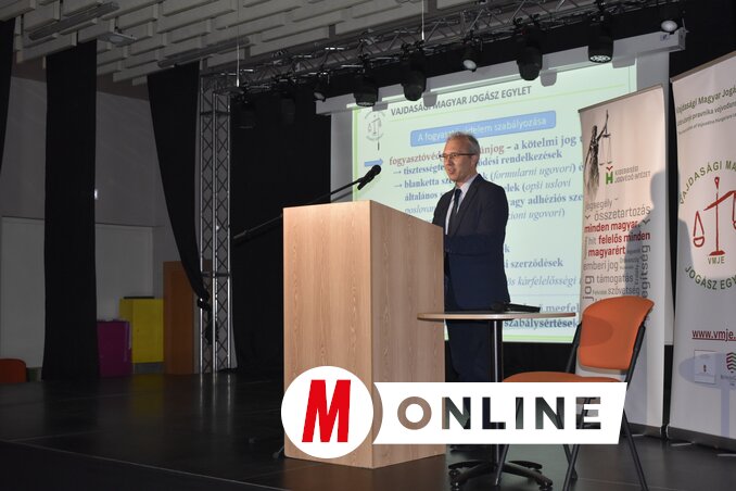 Dr. Dudás Attila alkotmánybíró A digitalizáció és az okos technológiák hatása a fogyasztói jogra címmel tartott előadást (Fotó: Dér Dianna)