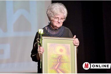 A Plakett és a virág a több évtizedes közösségi munka elismerése  (Árpád Gergely)