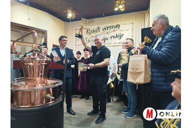 Vladimir Kesegić átveszi a fesztivál díját Fábrik Attilától / Kazinczy Paszterkó Diana felvétele