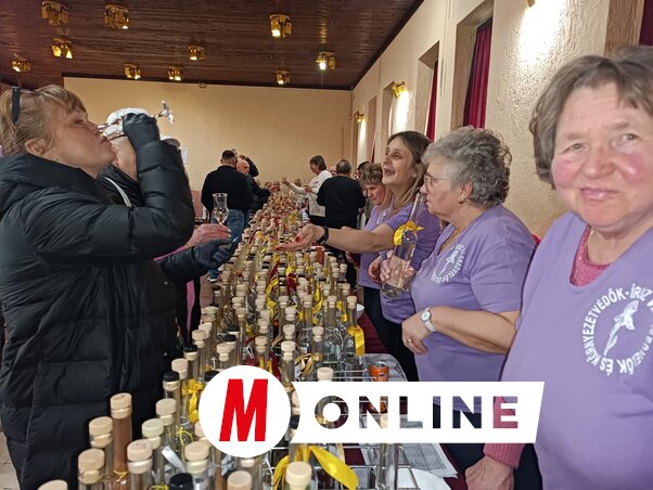 Közel 700 pálinkát lehetett megízlelni az idei pálinkaverseny eredményhirdetésén Bácskossuthfalván / Kazinczy Paszterkó Diana felvétele