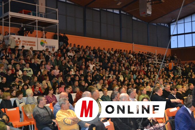 A művelődési- és sportközpont lelátója teljesen megtelt (Fotó: Vidács Hajnalka felvétele)