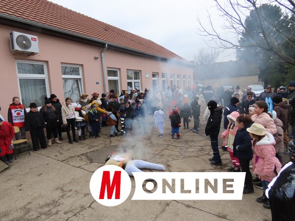 Hangos kántálással és kiszebábu elégetésével űzték a telet Törökfaluban  / Csincsik Zsolt felvétele