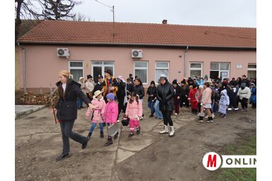 A farsangi felvonulás résztvevői Törökfaluban / Csincsik Zsolt felvétele