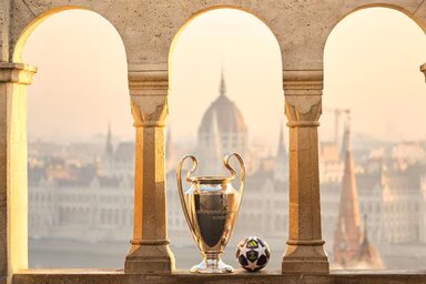 UEFA - A Bajnokok Ligája trófeája és a budapesti döntő hivatalos labdája