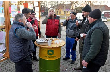 Jó házi pálinka nélkül nem kezdődhet disznóvágás / Fotó: Gergely Árpád