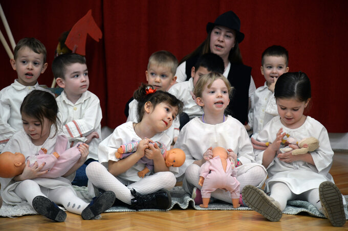 A gyerekek apró játékokkal szórakoztatták a közönséget