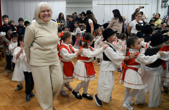 Óvónők és gyerekek együtt táncoltak, a közös mozgás tovább erősítette a farsang közösségi élményét