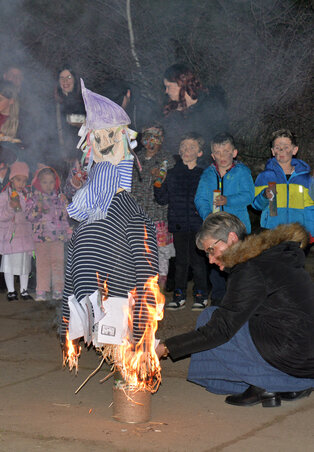 A télűző szertartás csúcspontjaként meggyújtották a kiszebábu, amely a félelmek és a rossz élmények jelképe