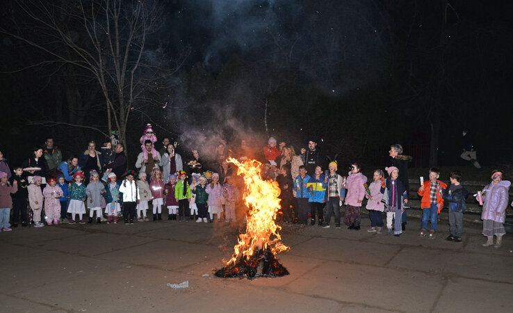 A lángok között szinte teljesen elenyészett a kiszebábu, körülötte a gyerekek figyelték, ahogyan jelképesen „eltűnik” minden rossz