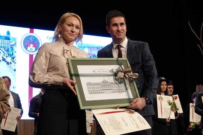 Dr. Bari Bernadett átveszi a Köszönőlevelet Antonio Ratkovićtól, Zombor város polgármesterétől