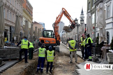 A városközpont sétálóutcáját kettéosztó, elsődlegesen az esővíz és a hólé elvezetésére szolgáló csatornarendszert február 9-e óta újjáépítik (Fotó: Dávid Csilla felvétele)