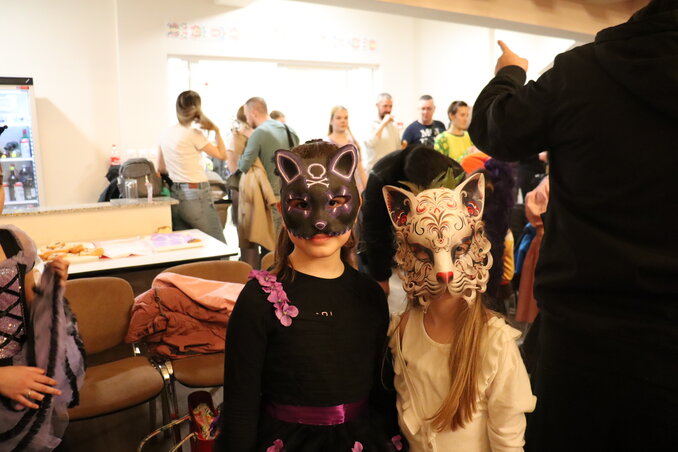 A két kis farsangoló izgatottan várja a télűző mulatság kezdetét