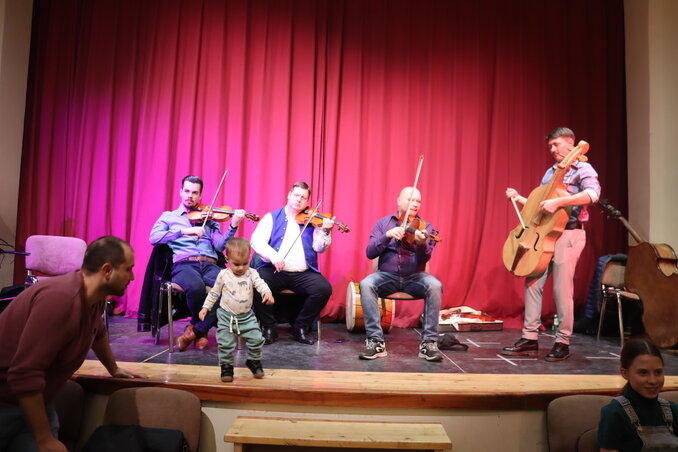 A talpalávalót a Duhaj zenekar és barátai biztosították, a Fokos zenekarból is érkeztek zenészek