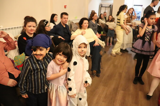 A legkisebbek számára 20 óra körül ért véget a buli, akkor gyújtották meg a kiszebábot, és elűzték a telet. Az idősebbek késő éjszakáig mulattak