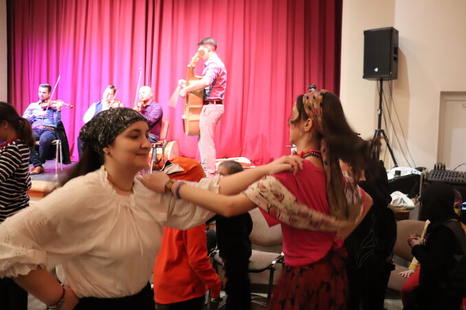 A táncparketten a felnőttek is önfeledten ropták