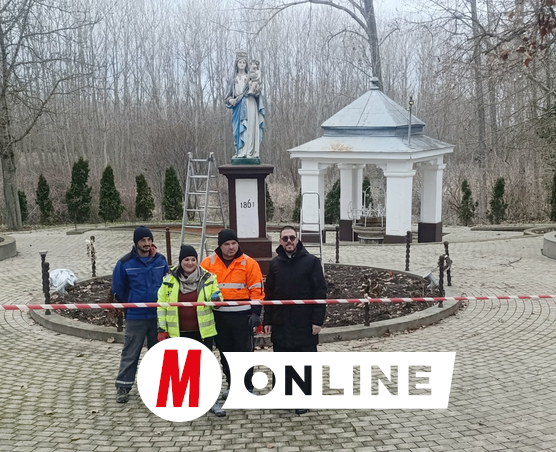 Megrendelő és kivitelezők a még helyén álló kegyszobornál (Fotó: L. Móger Tímea)